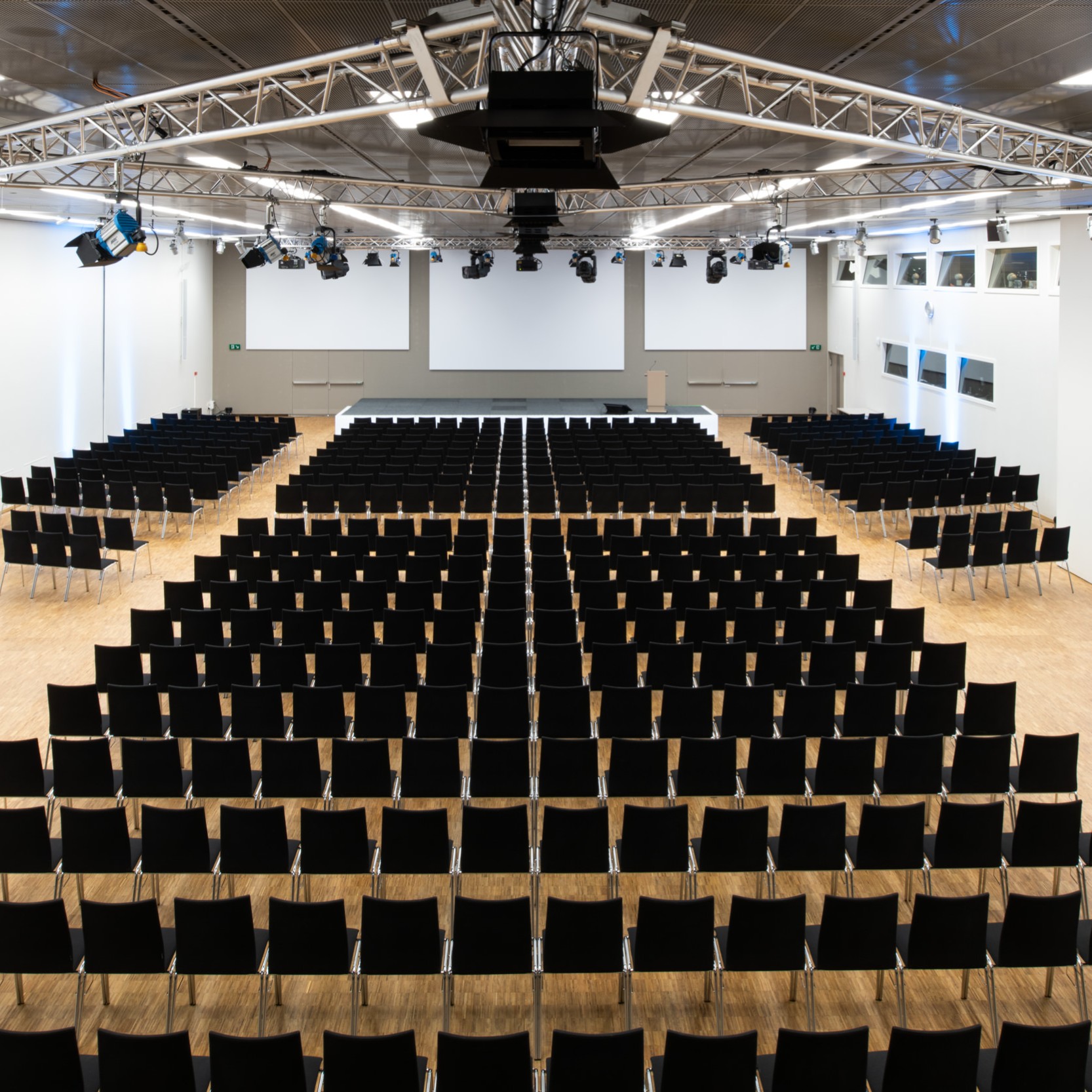 Plenarsaal mit Reihenbestuhlung und Bühne