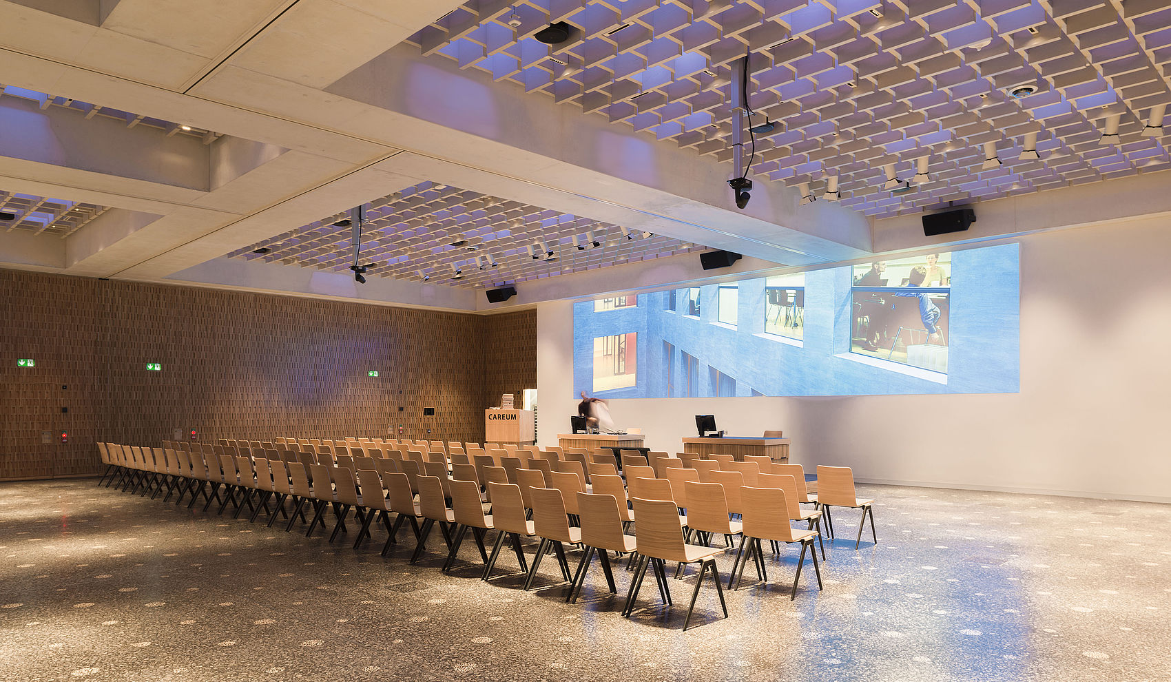 Auditorium mit Reihenbestuhlung und Projektion