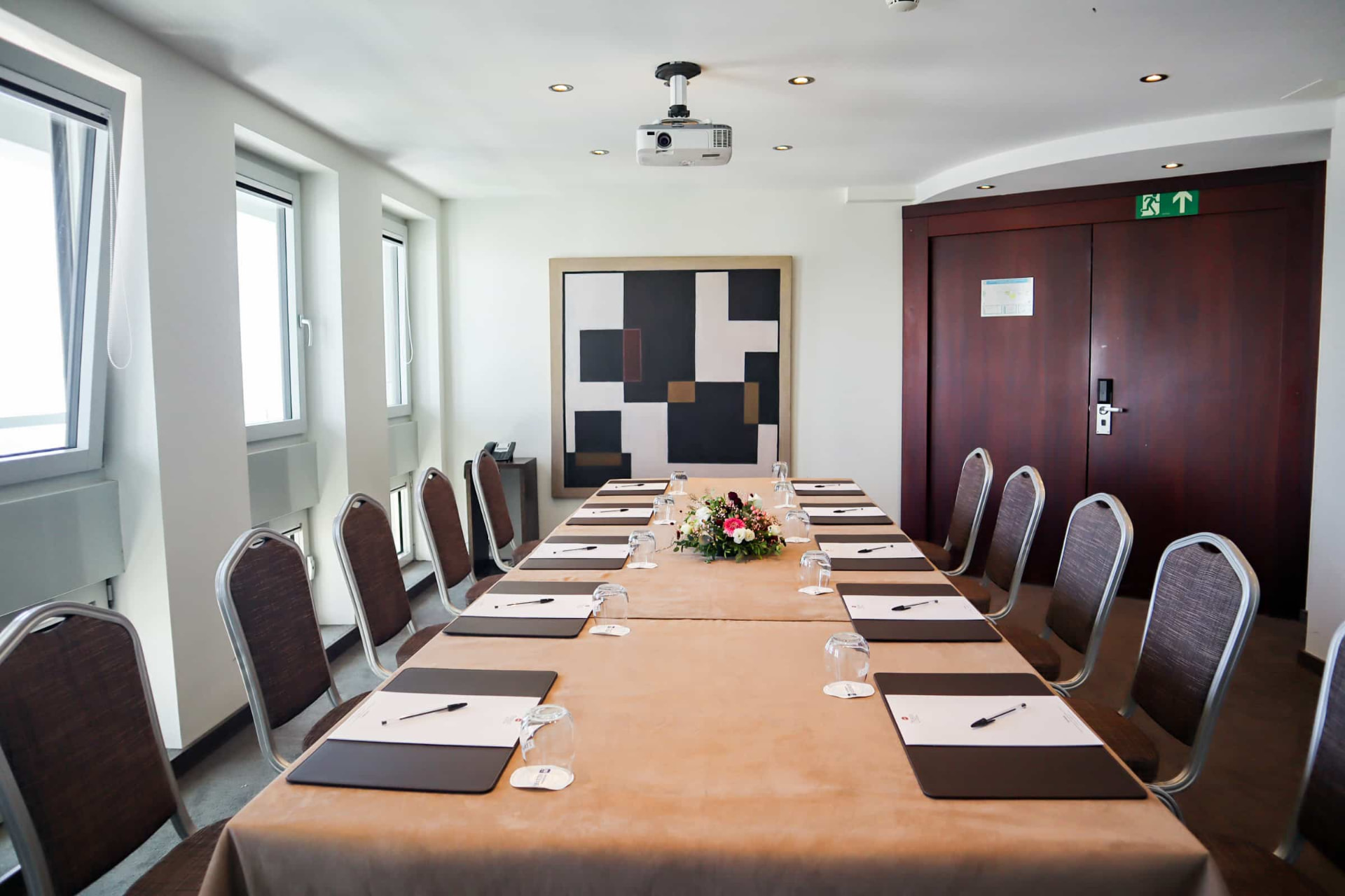 Seminarraum in Boardroom-Bestuhlung mit Beamer