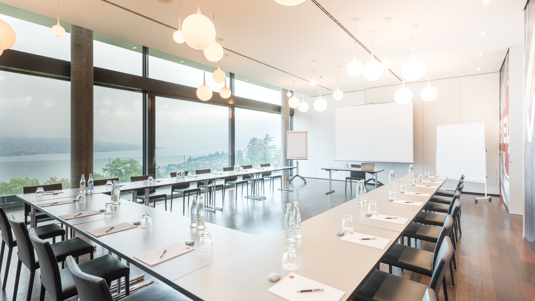 Seminarraum in U-Form mit Seesicht