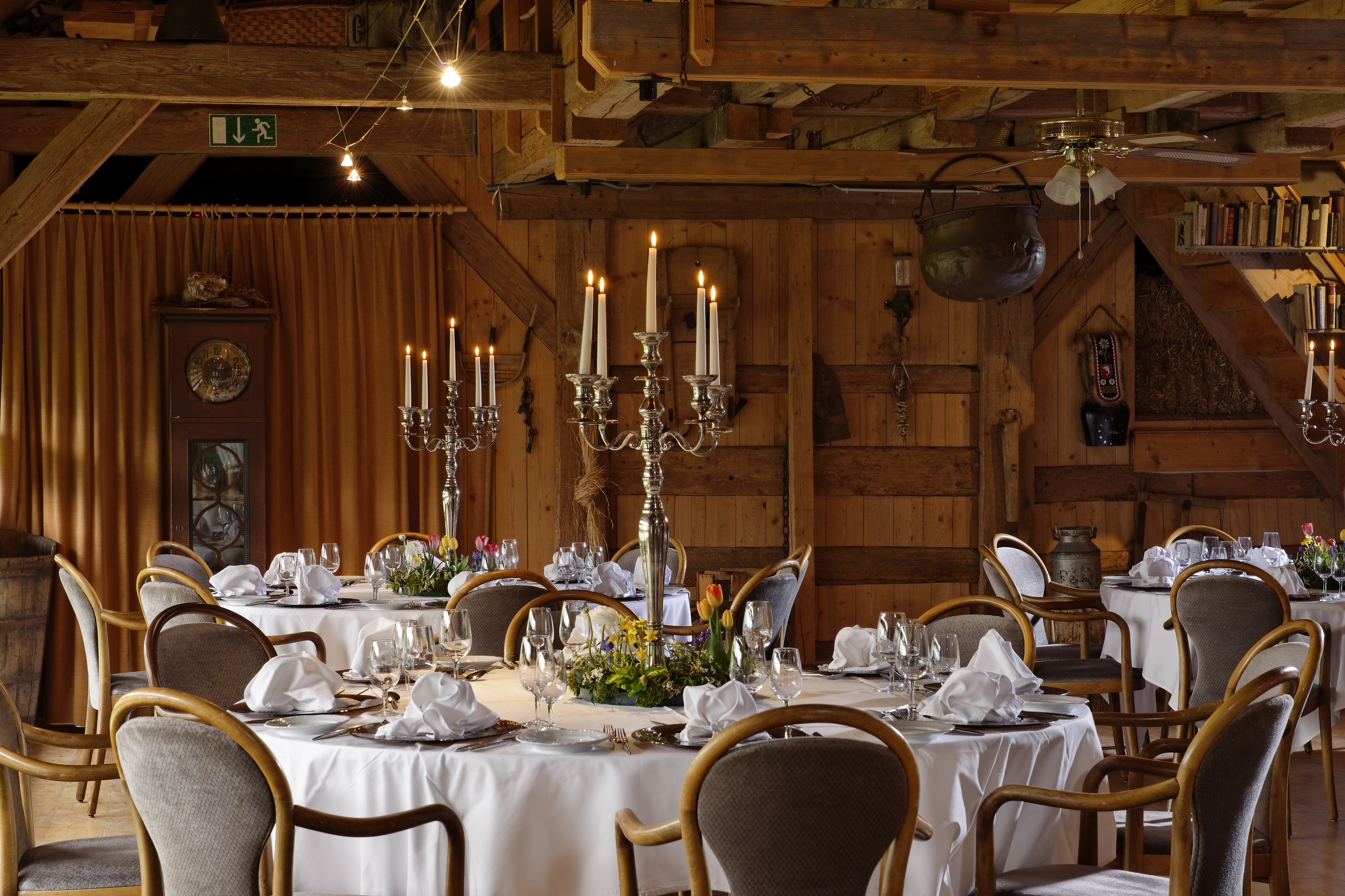 Restaurant im historischen Gerbi-Saal mit festlich gedeckten Tischen