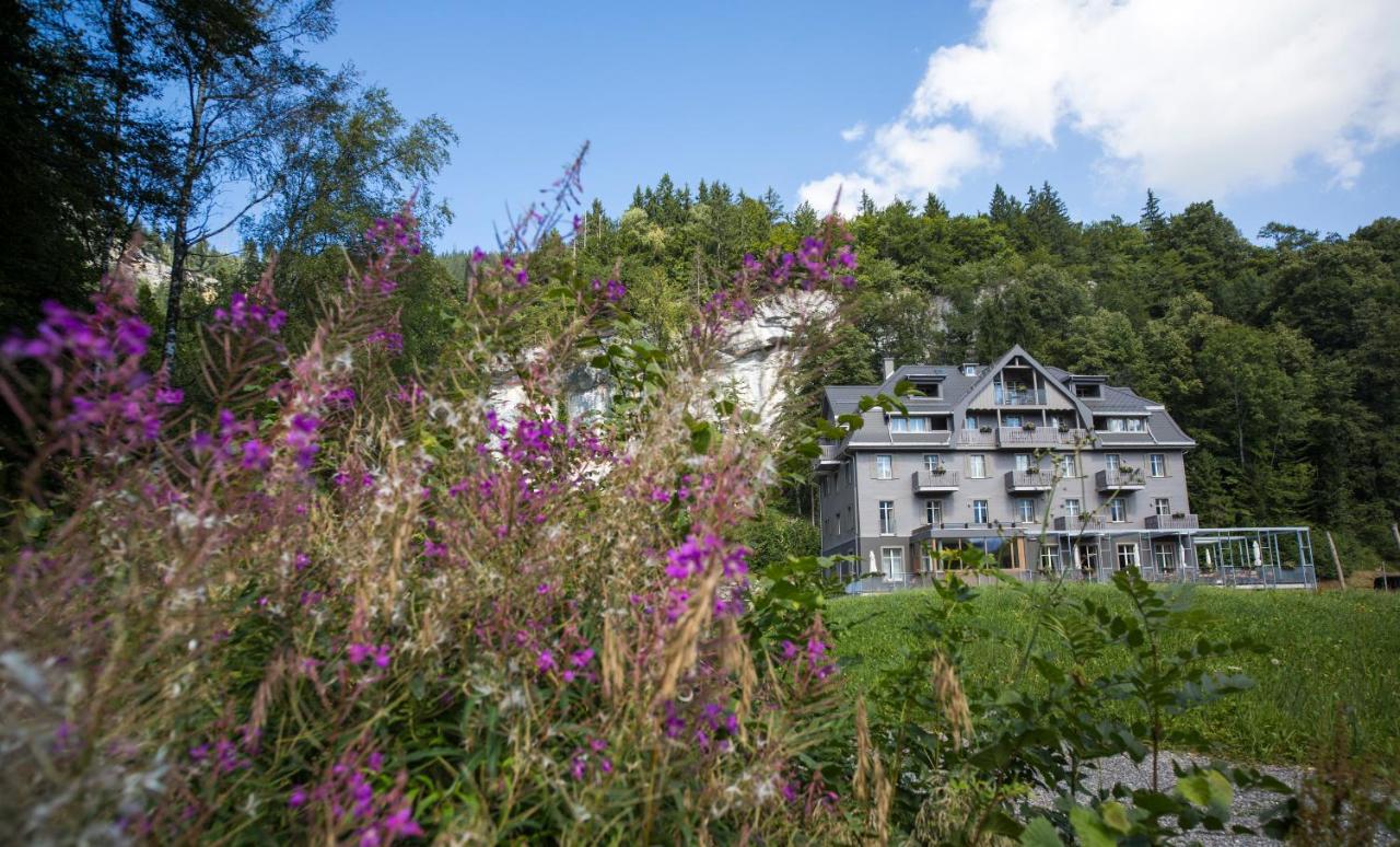 Aussenansicht des Hotels in der Natur