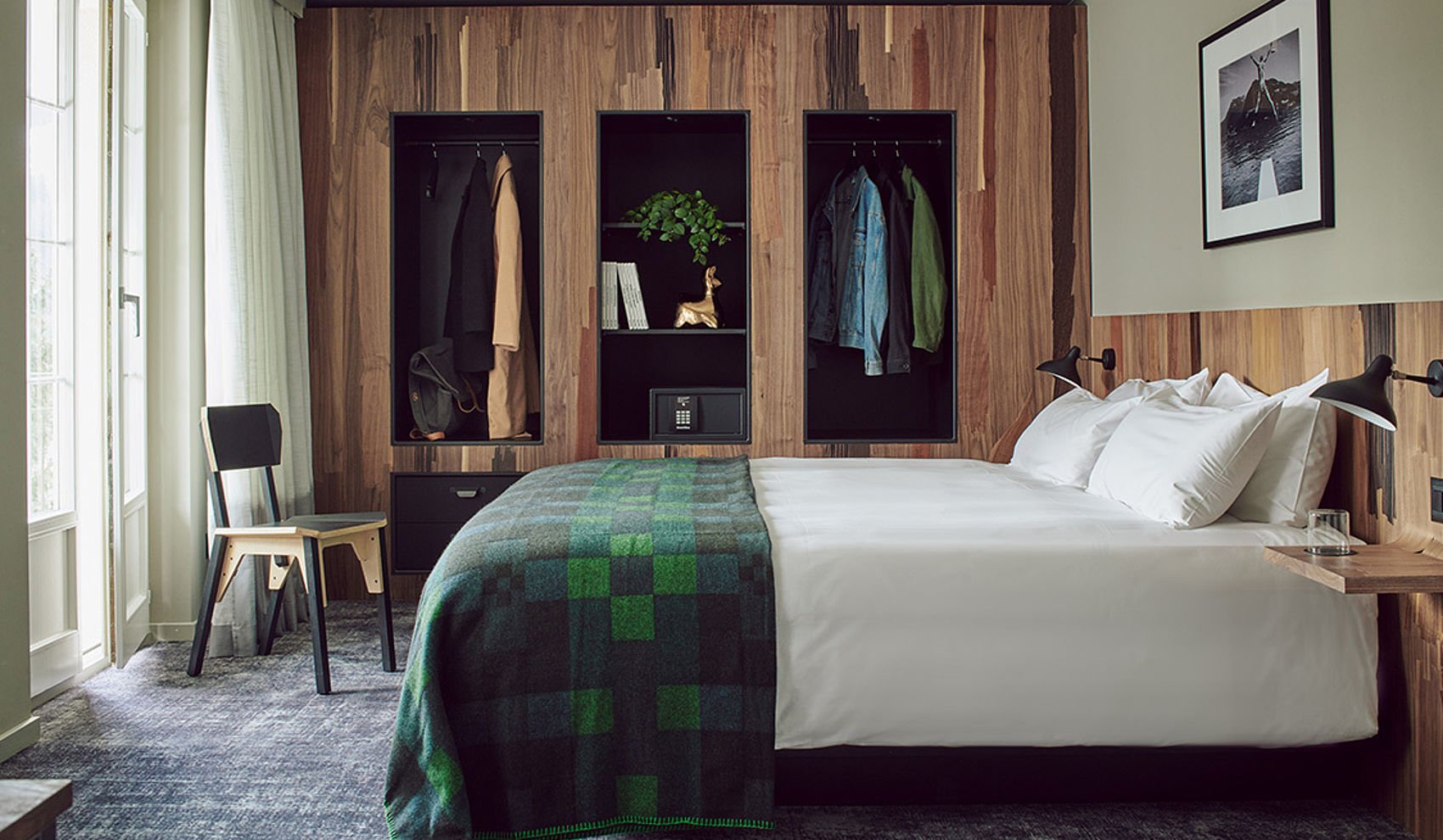 Design-Hotelzimmer mit Holzwand