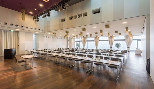 Bankett-/Seminarsaal mit Reihenbestuhlung