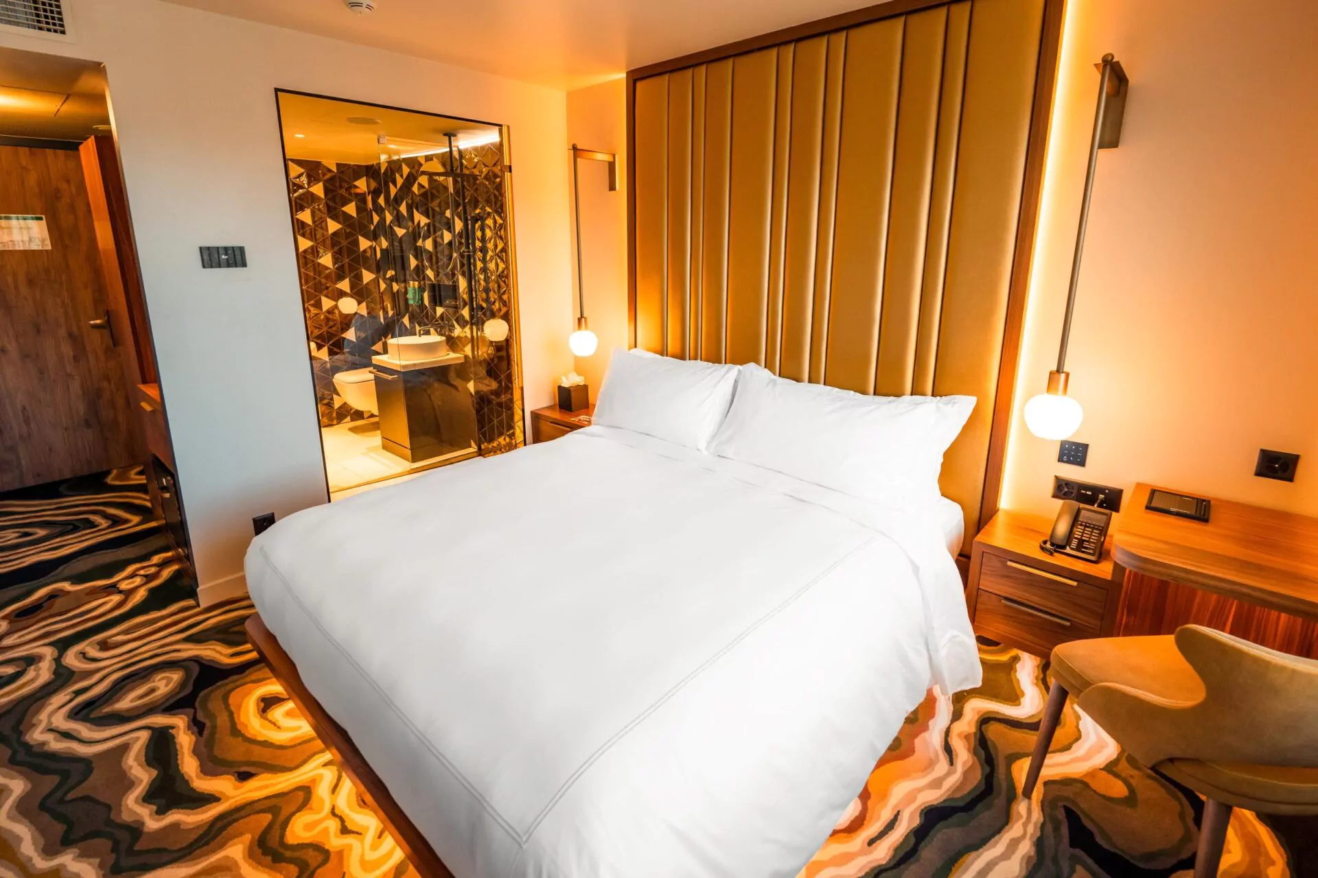 Luxuriöses Hotelzimmer mit goldenen Akzenten
