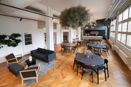 Lounge-Bereich mit Naturelementen