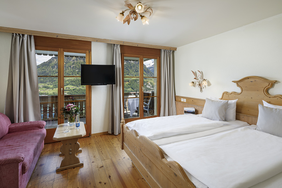 Hotelzimmer mit Balkon und Bergblick