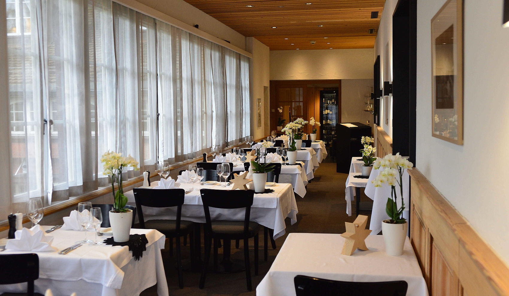 Eleganter Speisesaal mit Orchideen-Deko
