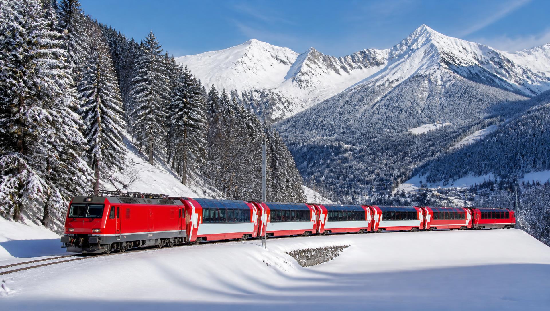 Glacier Express in winterlicher Alpenlandschaft