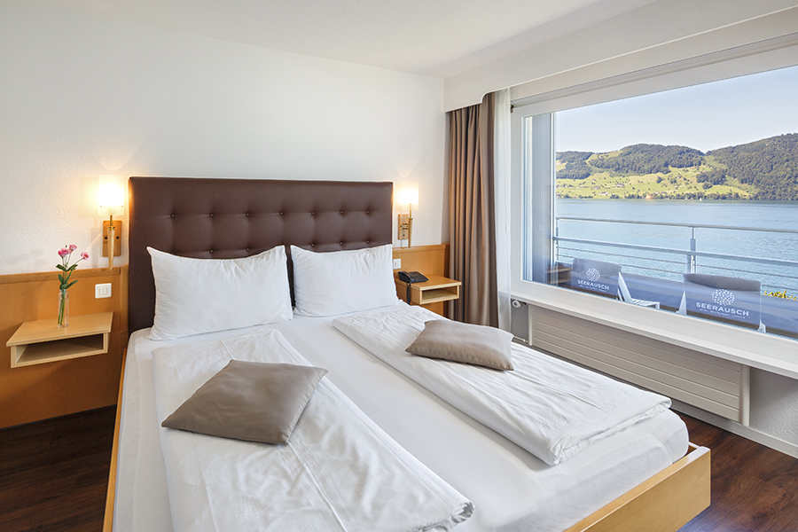 Hotelzimmer mit Panoramablick auf den See