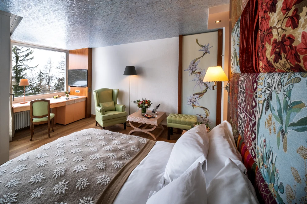 Luxuriöses Hotelzimmer mit alpinem Design