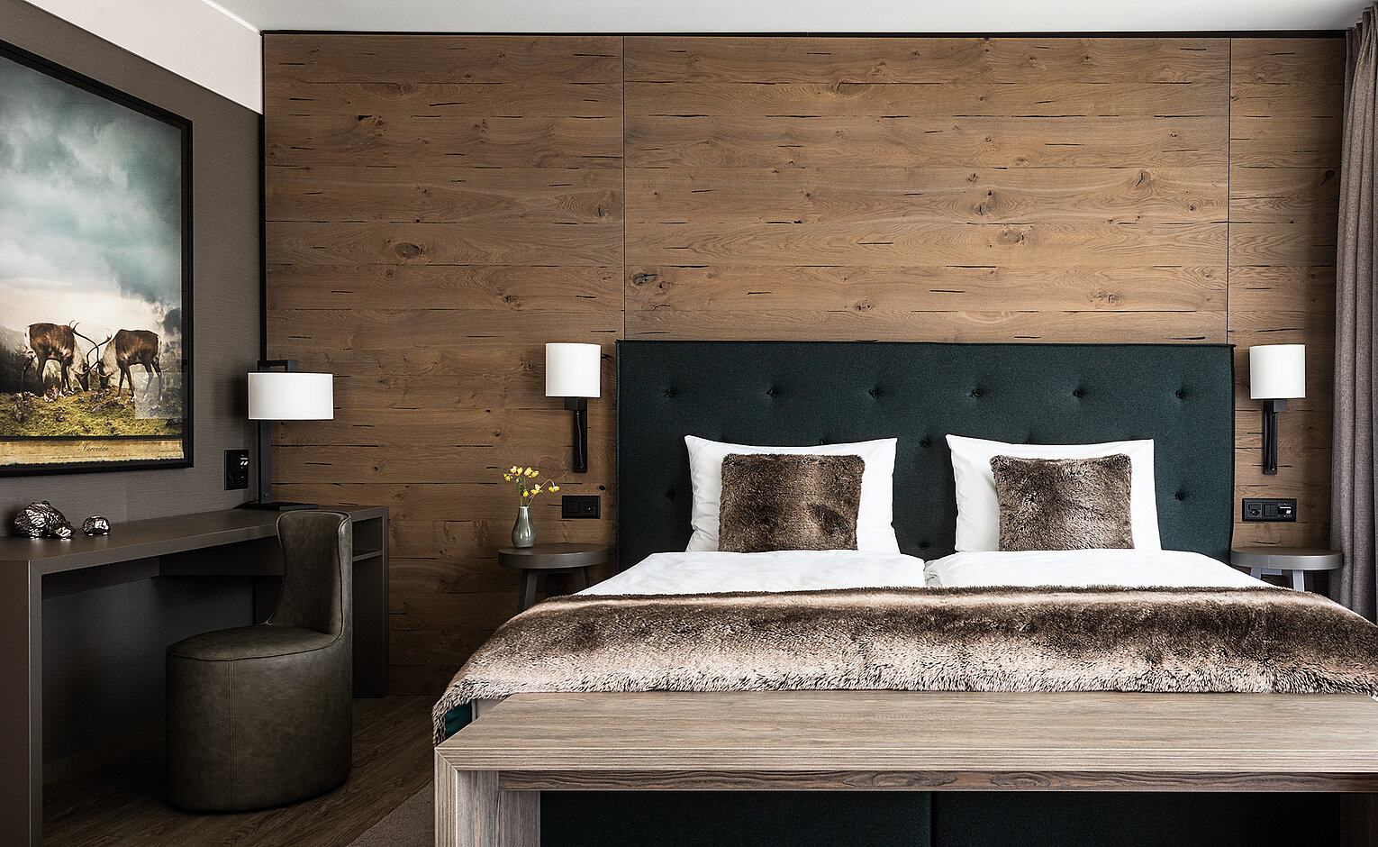 Modernes Hotelzimmer mit Holzwand