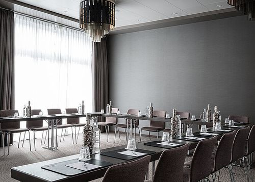 Tagungsraum in U-Form mit Fensterblick