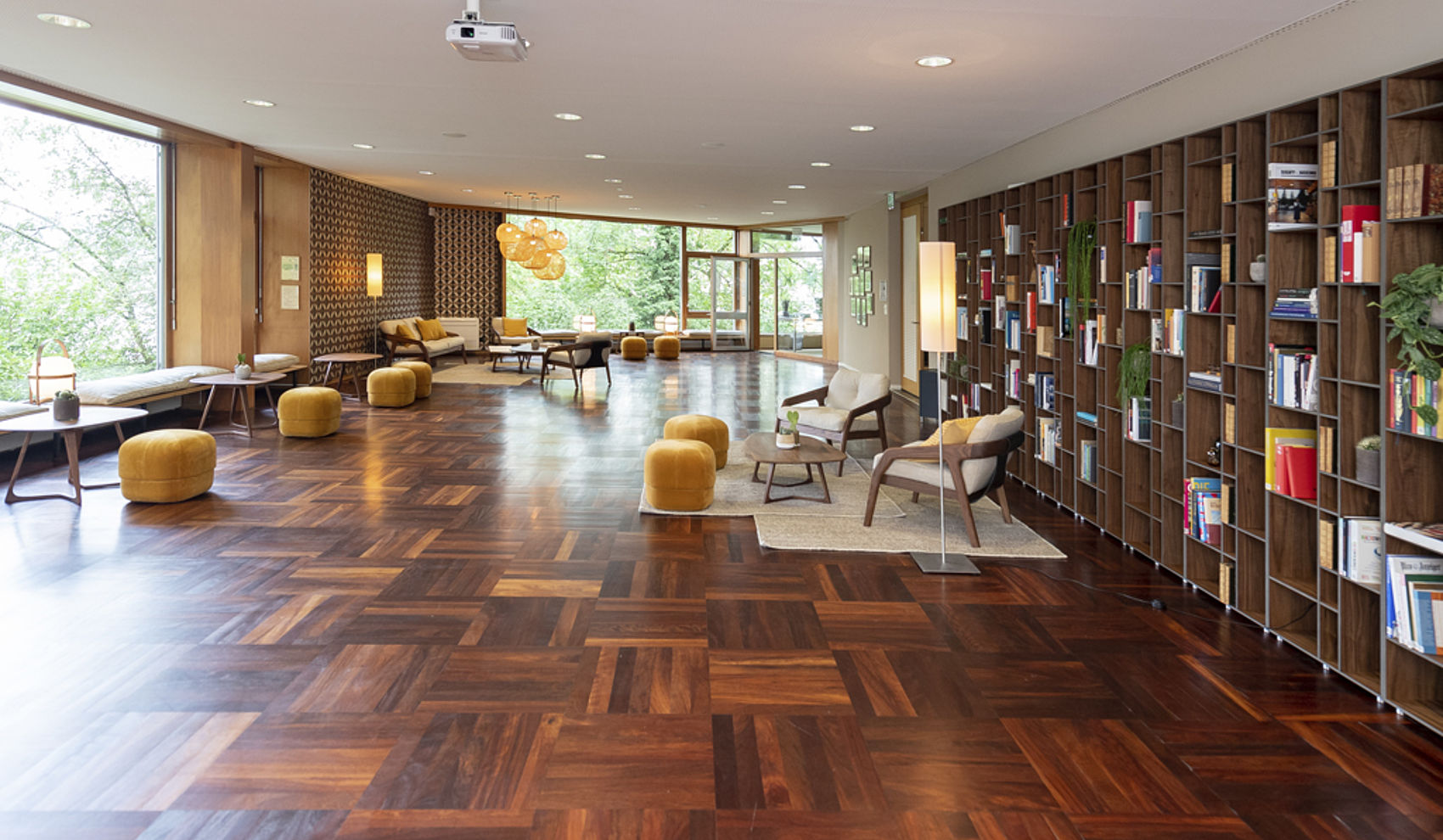 Bibliothek-Raum mit Bücherwand und Lounge
