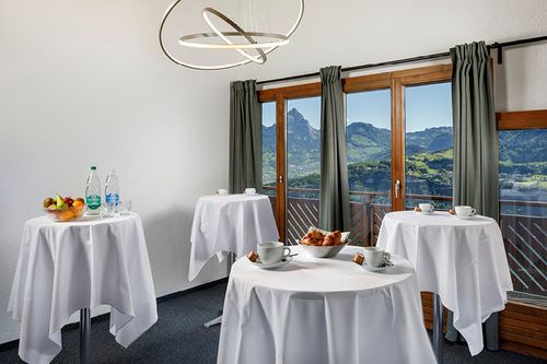 Stehtische mit Blick auf die Berge