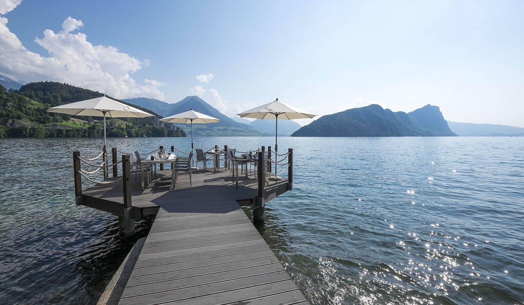 Steg mit Seesicht und Bergpanorama