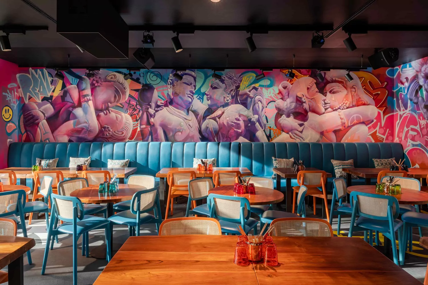 Restaurant mit farbenfrohem Wandkunstwerk