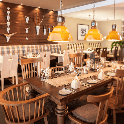 Restaurant im rustikalen Alpen-Stil