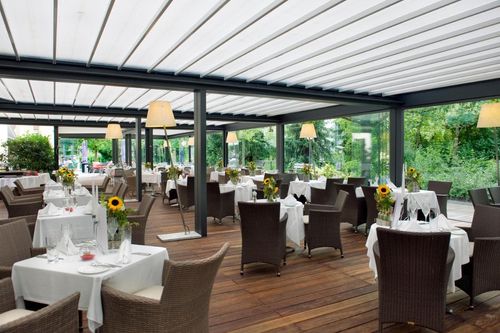Terrassenrestaurant mit gedeckten Tischen