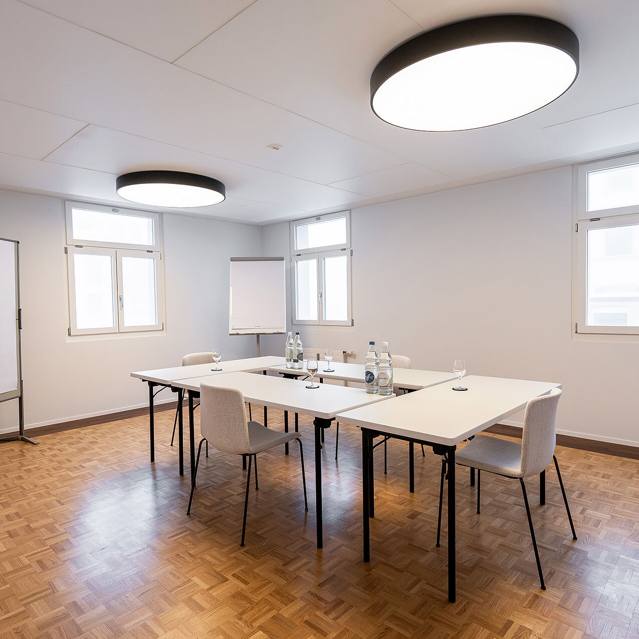 Seminarraum mit Tageslicht und U-Form-Bestuhlung