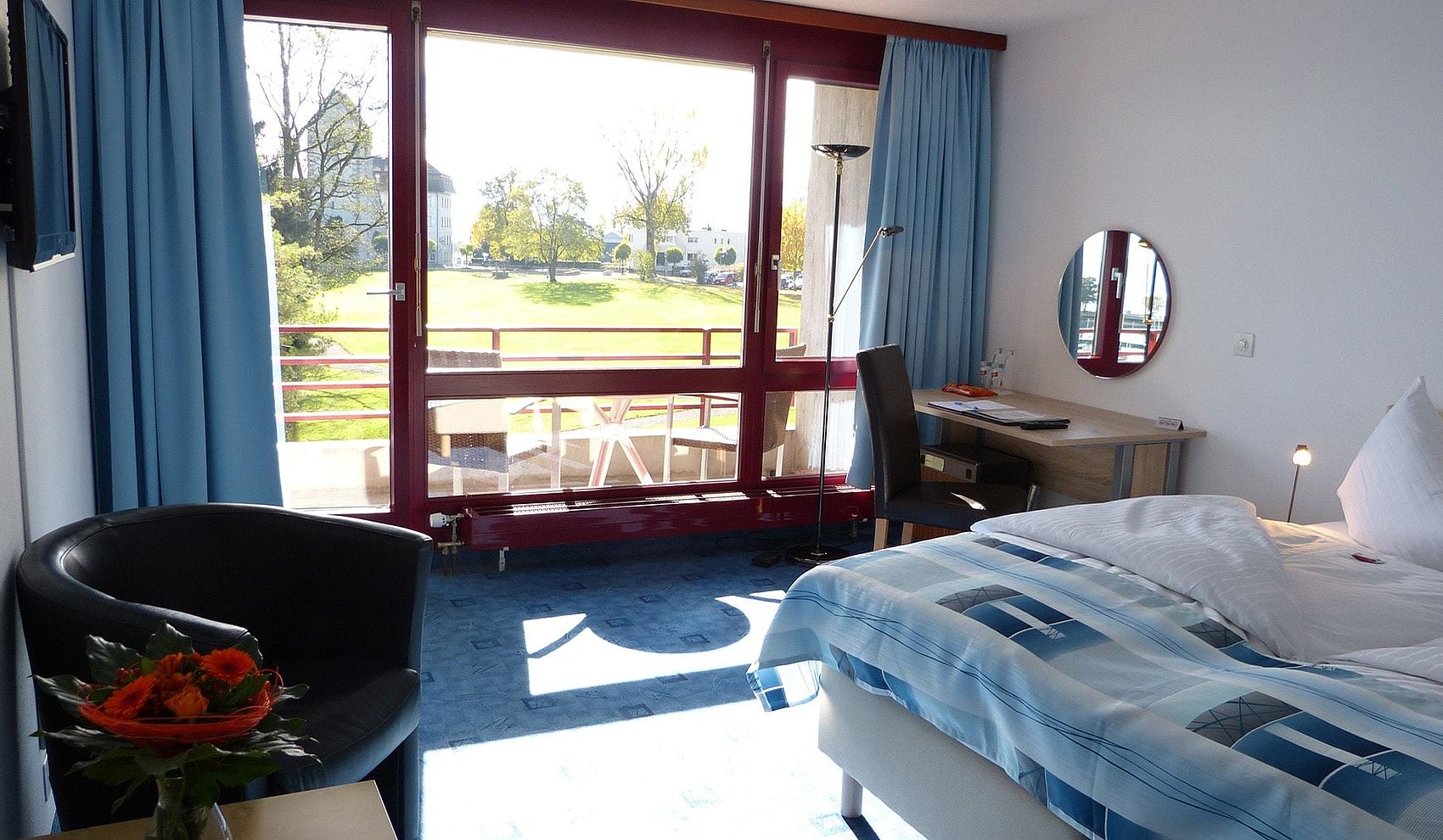 Hotelzimmer mit Balkon und Parkblick