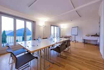 Heller Seminarraum mit Panoramafenstern