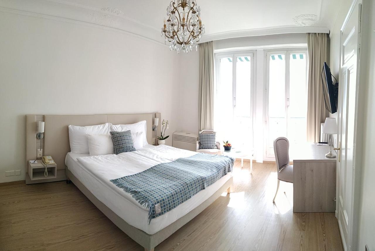 Elegantes Hotelzimmer mit Kronleuchter
