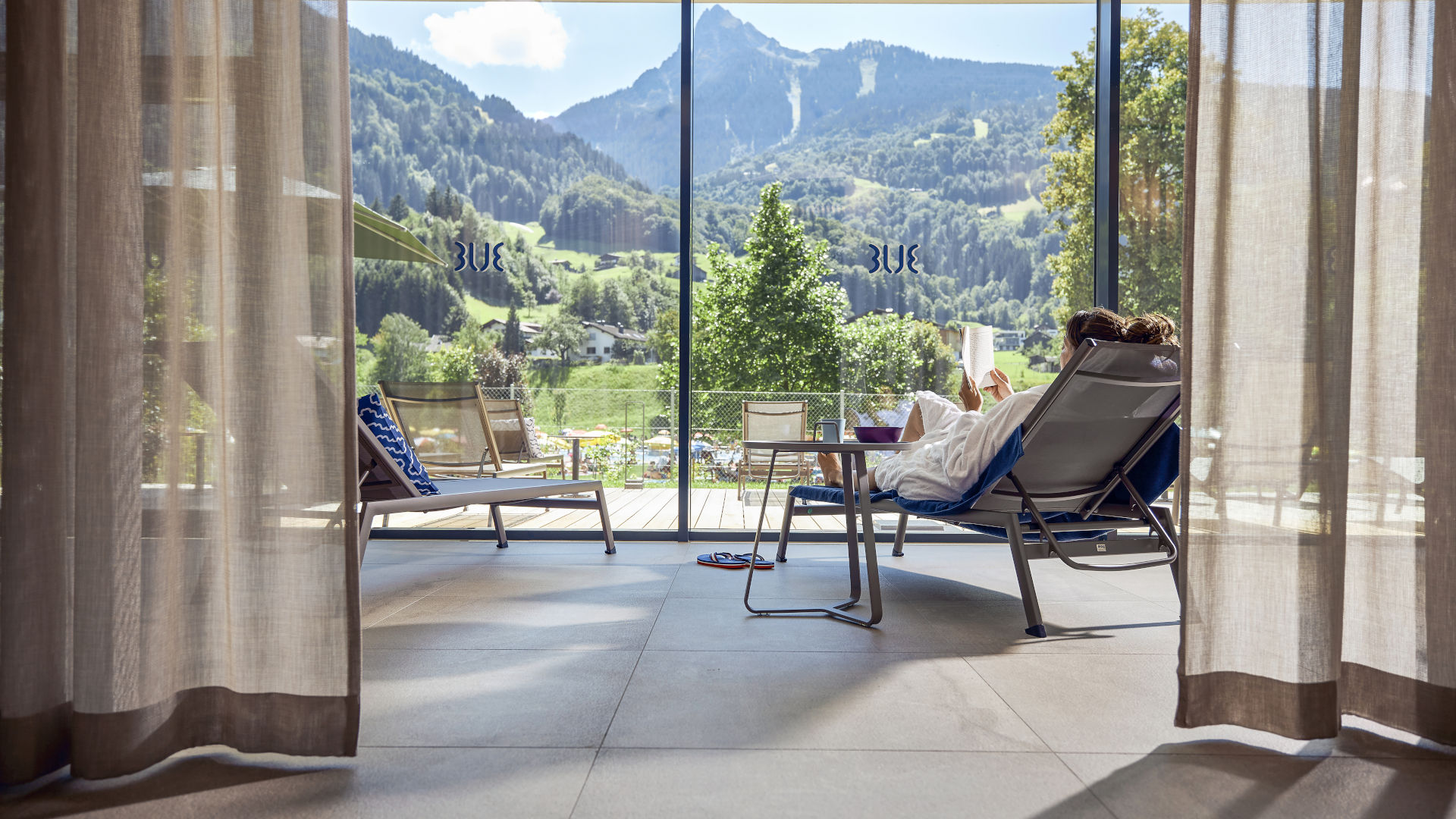 Spa-Bereich mit Panoramafenstern