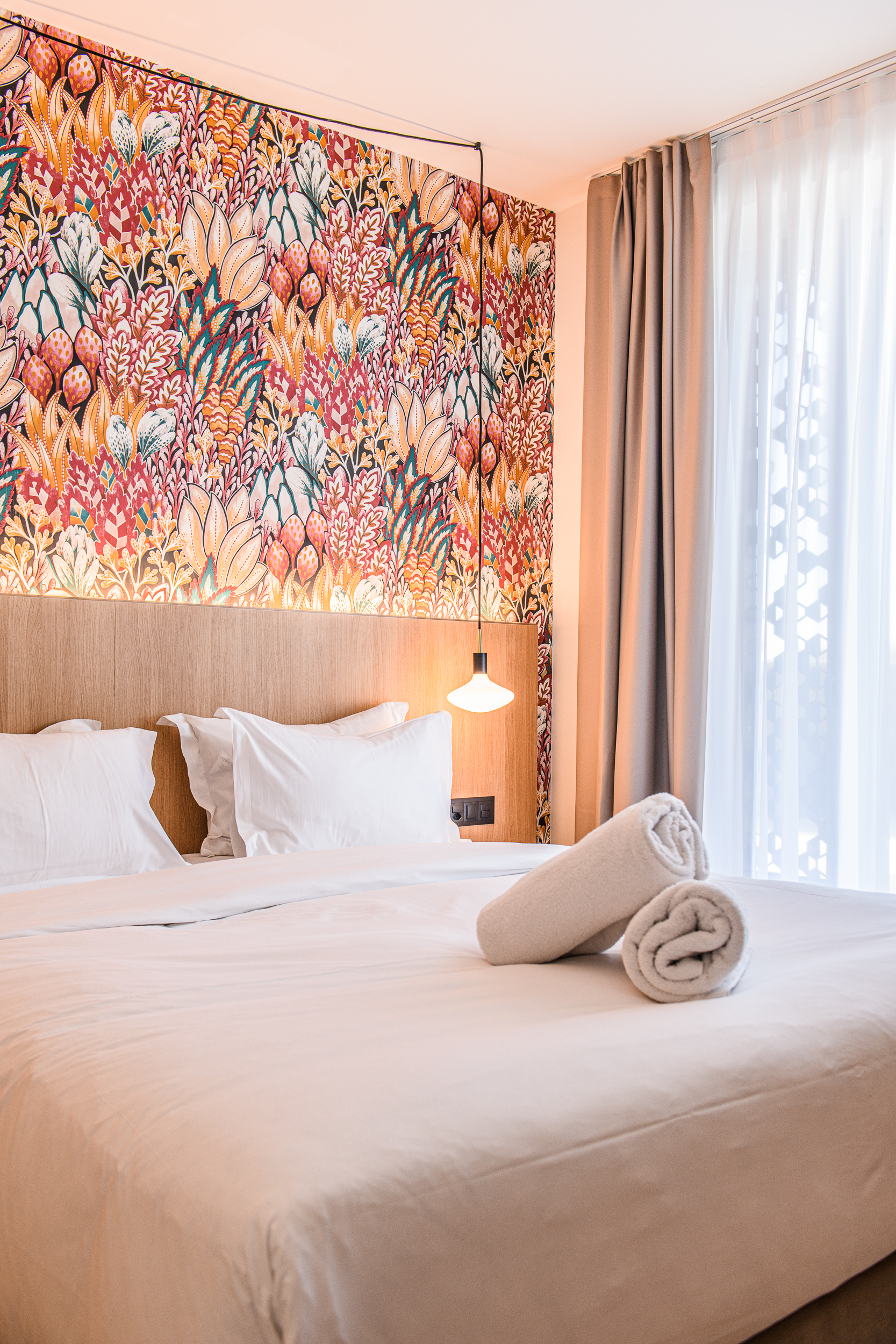 Doppelzimmer mit floraler Wandgestaltung