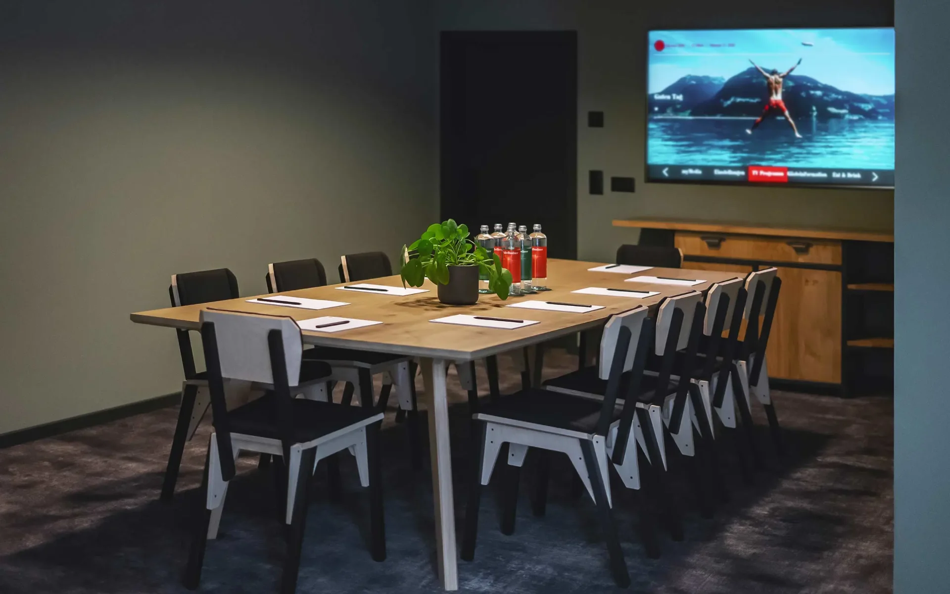 Moderner Meetingraum mit Bildschirm