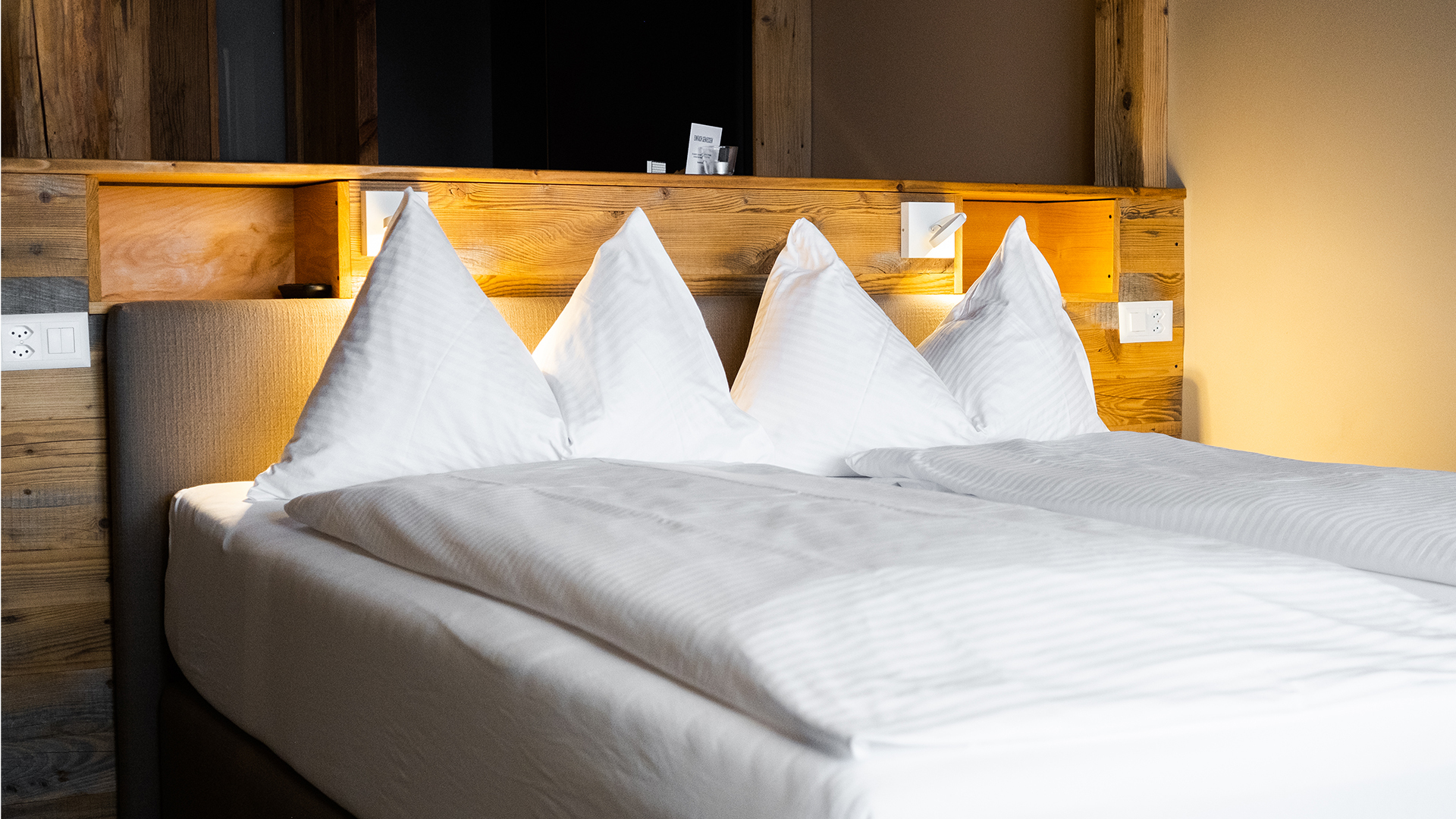 Komfortables Hotelzimmer mit Holzdesign