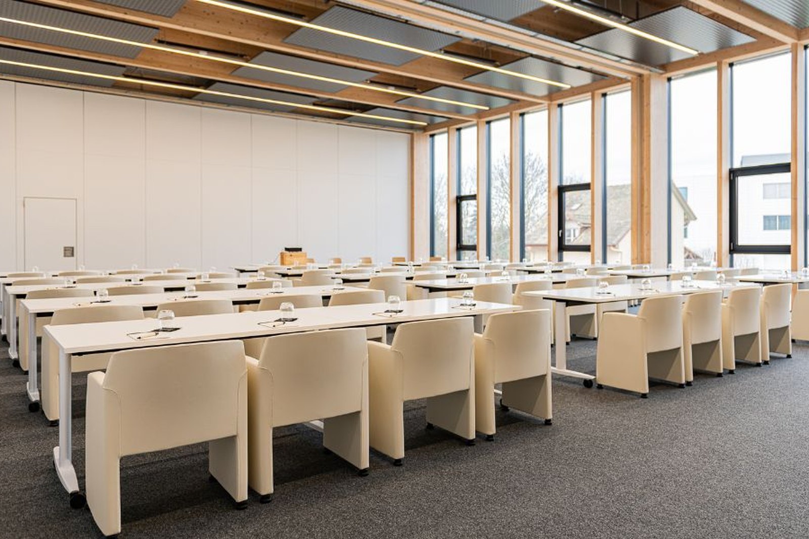 Heller Seminarraum mit Panoramafenstern