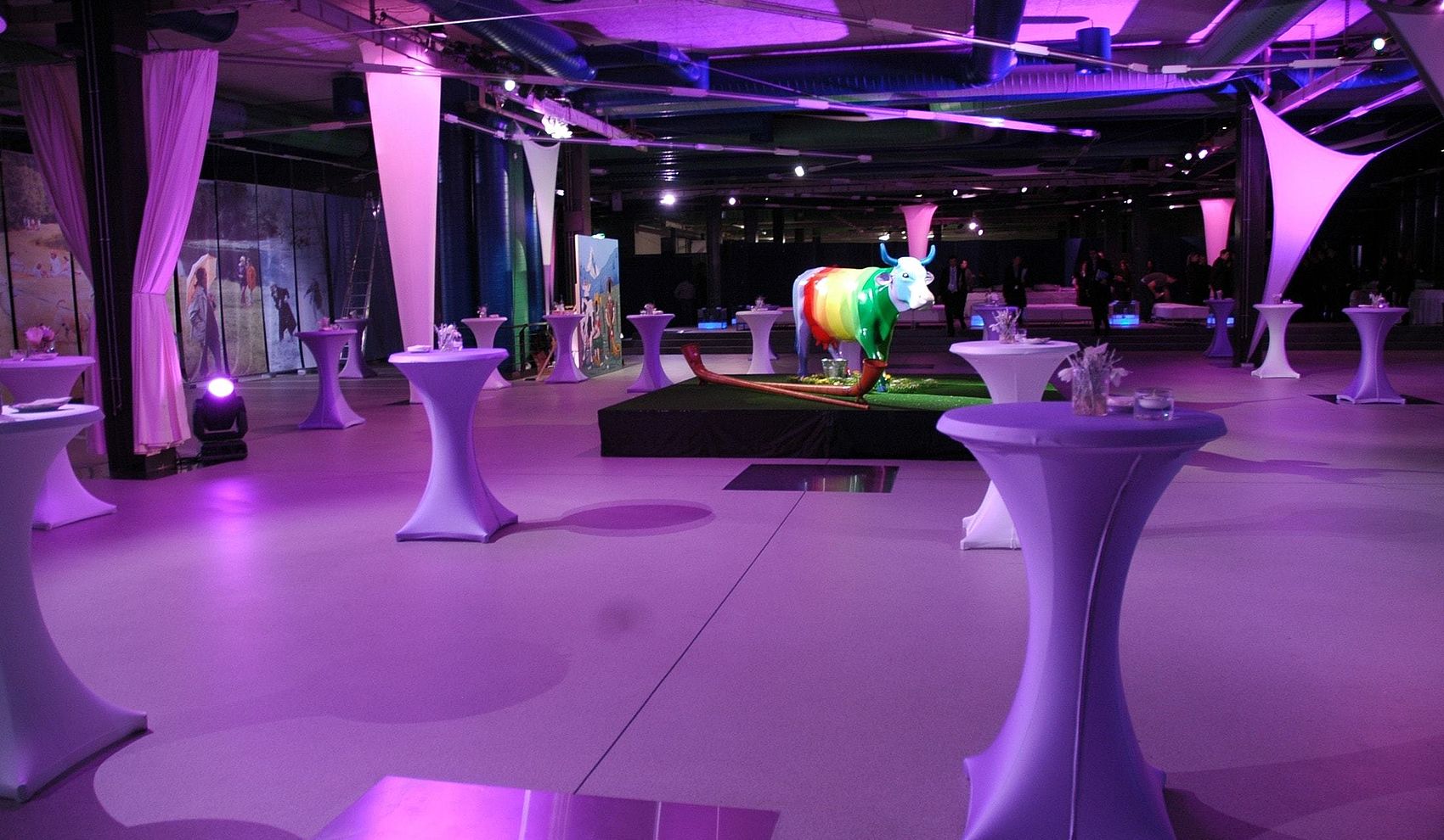 Event-Bereich mit stimmungsvoller Beleuchtung