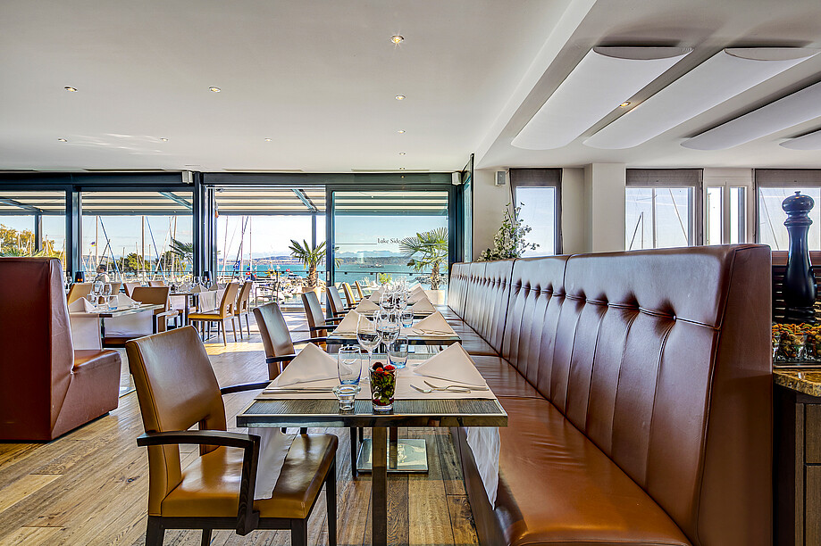 Brasserie mit Seeterrasse und eingedeckten Tischen