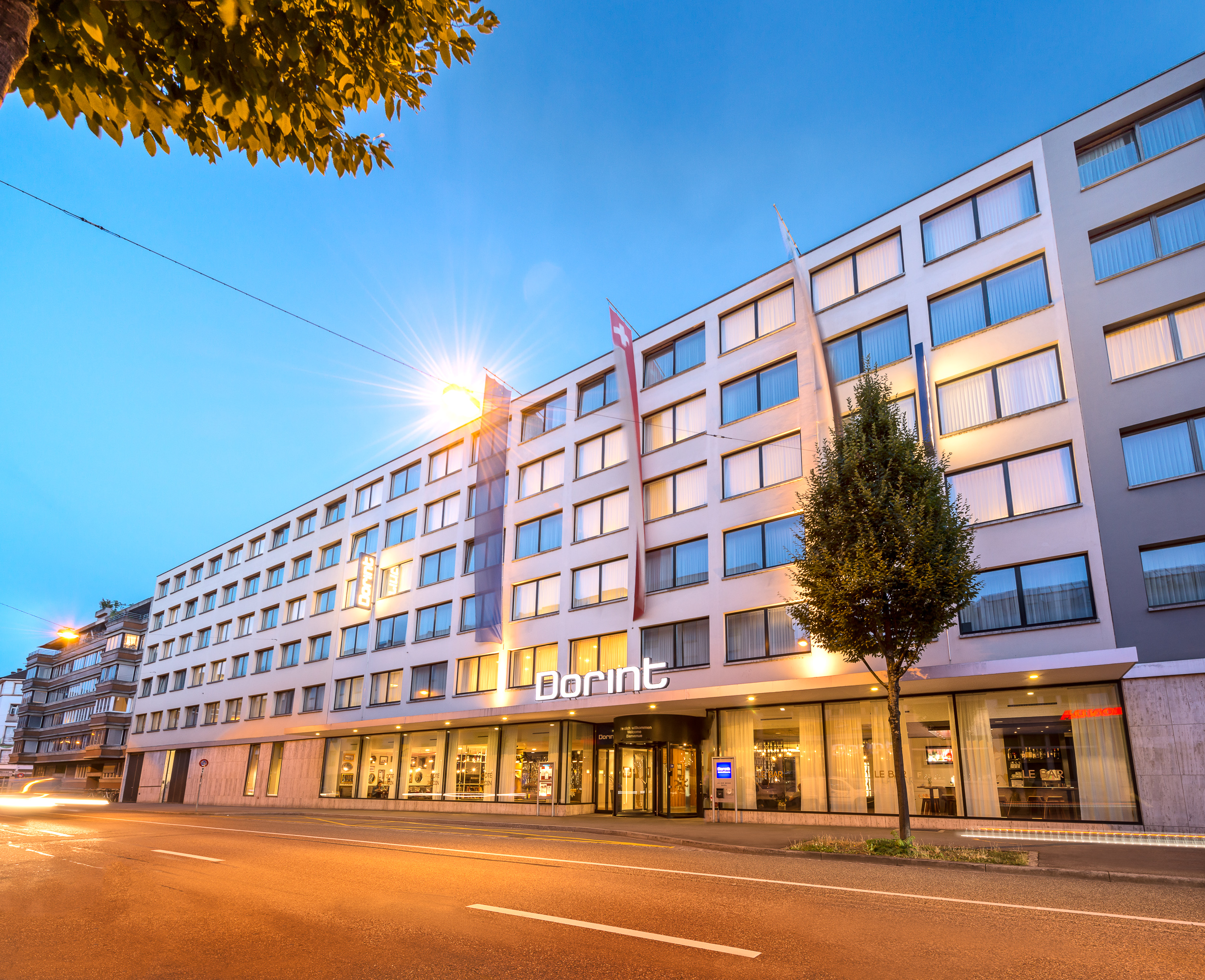 Aussenansicht des Hotels in der Abenddämmerung