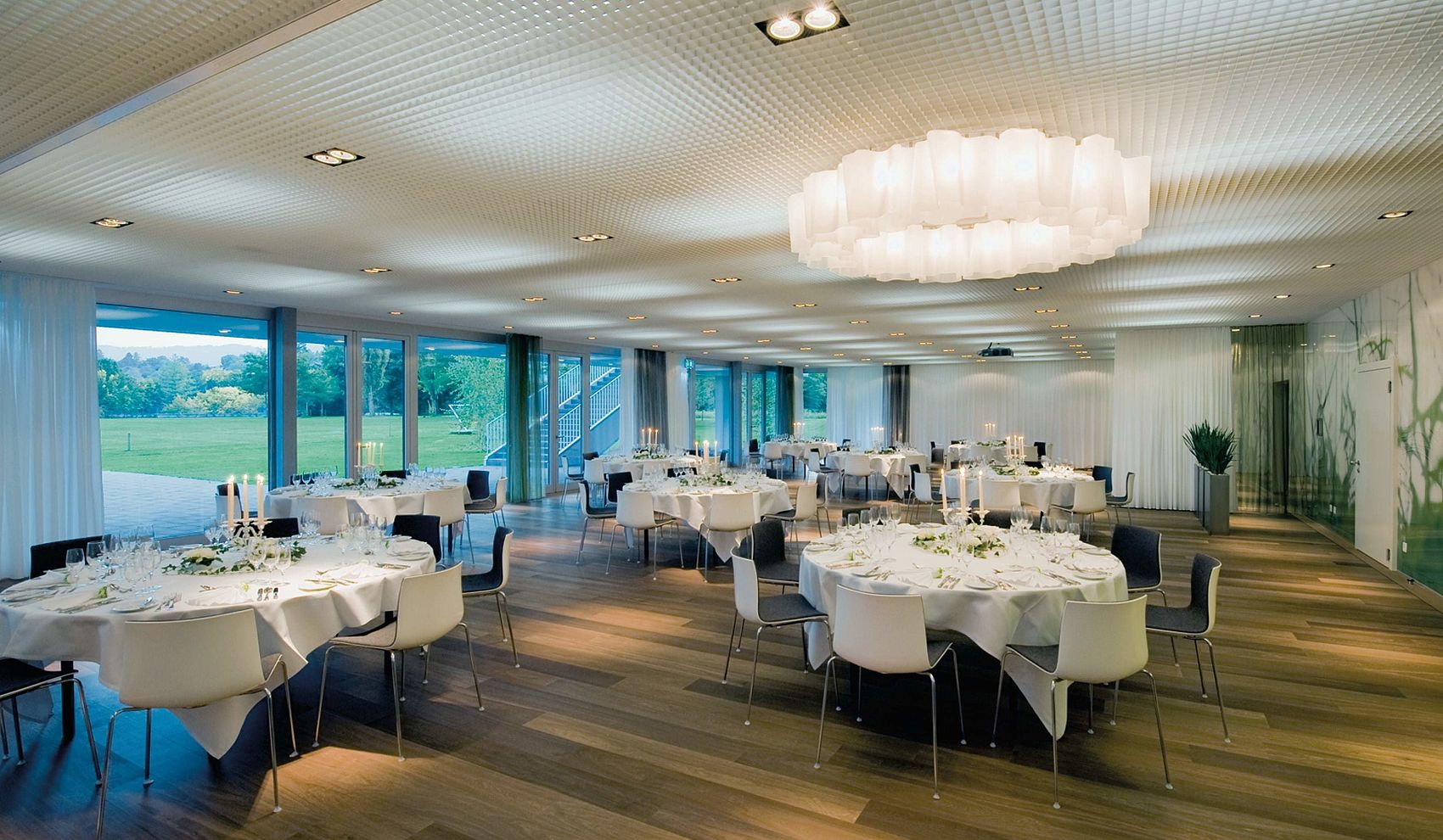 Festlich eingedeckter Bankettsaal