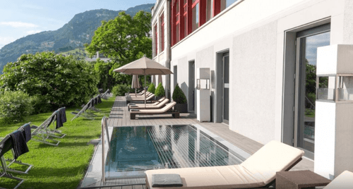 Aussenpool mit Liegen und Bergblick
