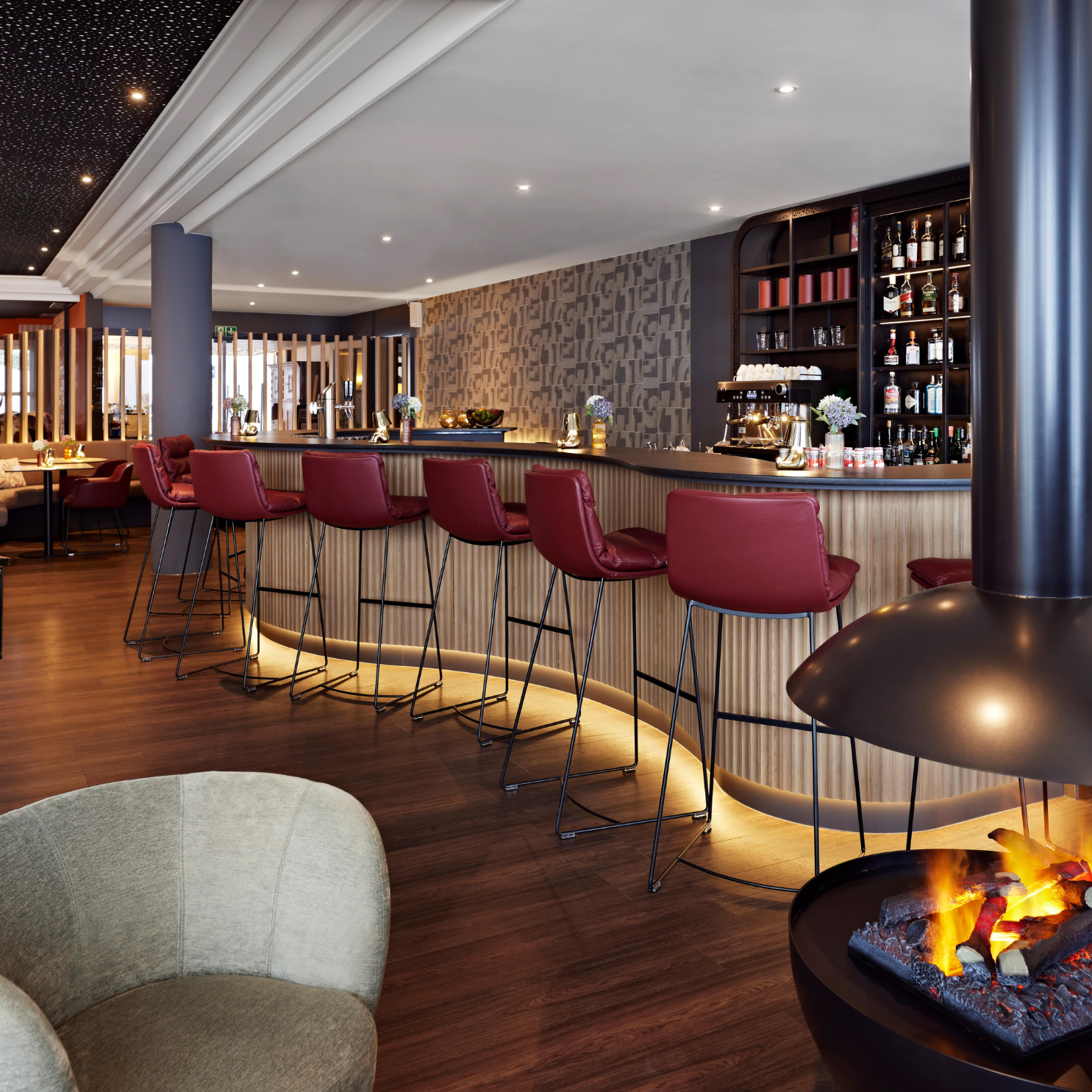 Hotelbar mit Kamin
