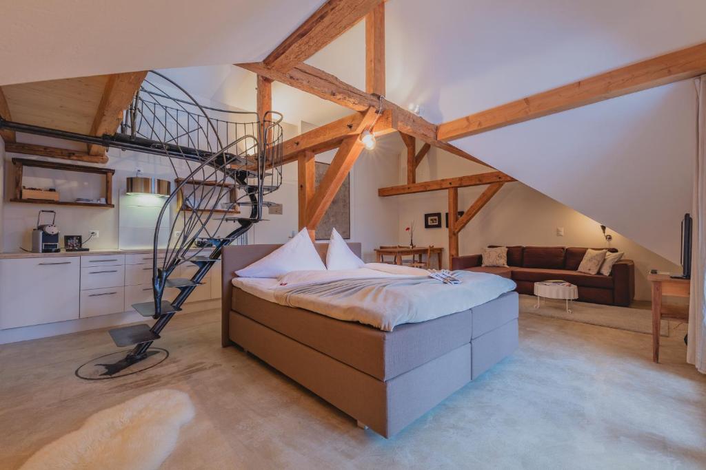 Loft-Suite mit Wendeltreppe und Holzbalken
