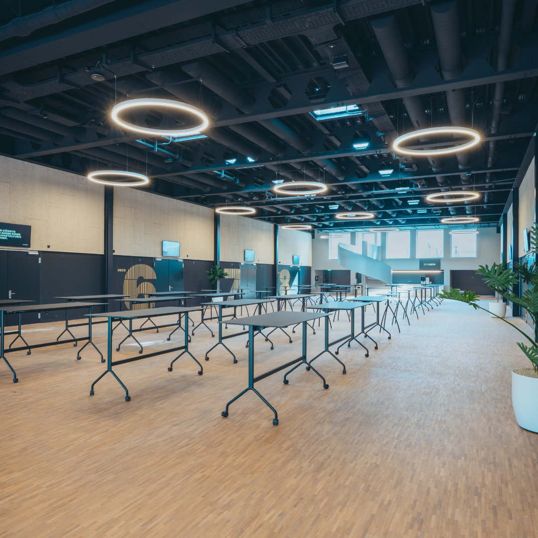 Moderne Halle mit flexibler Bestuhlung