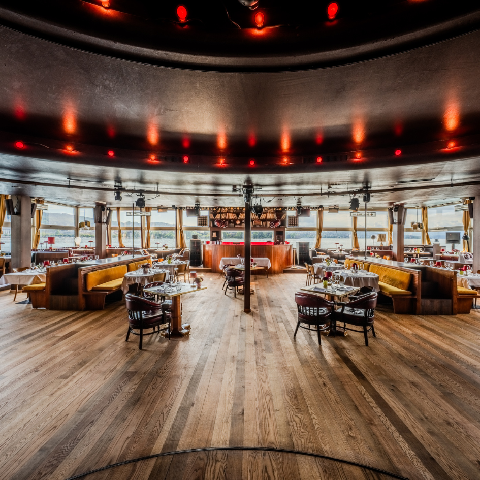 Innenrestaurant mit Panoramafenstern