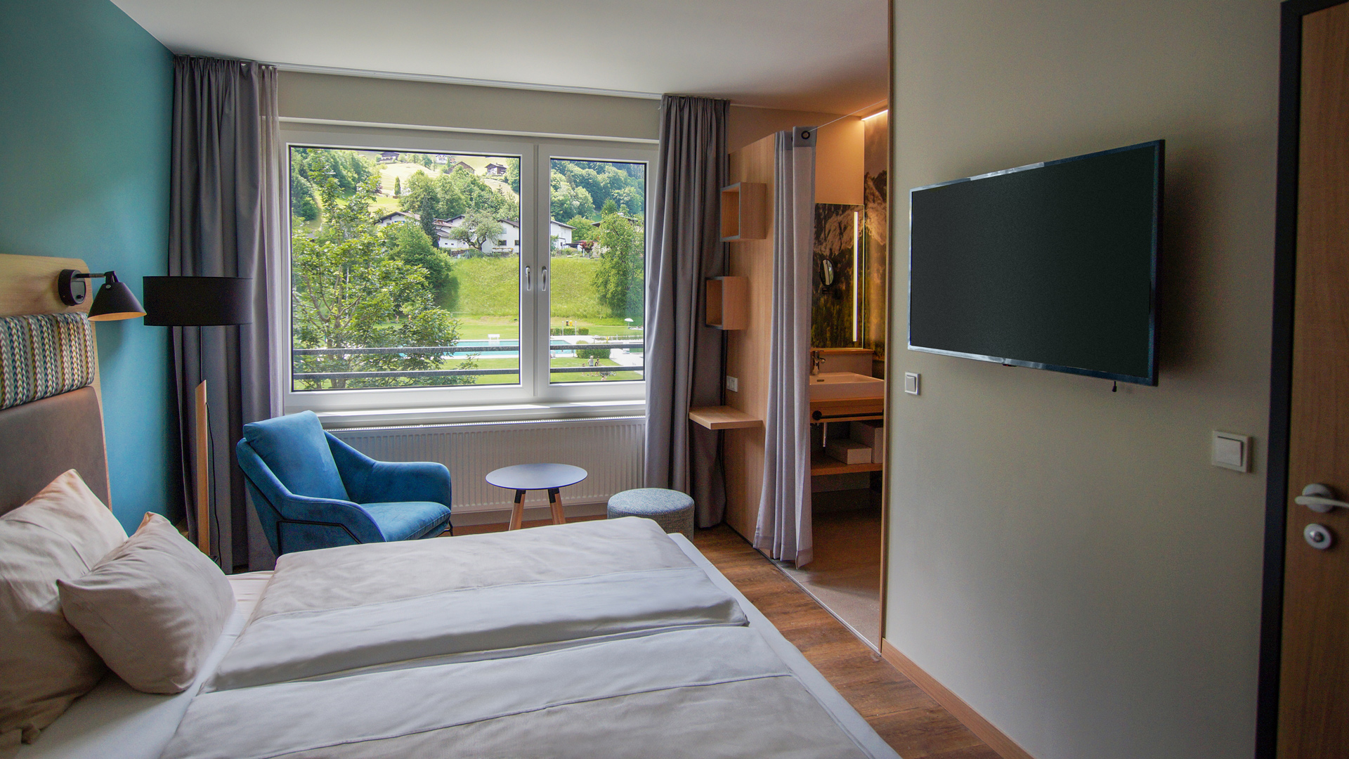 Modernes Hotelzimmer mit Bergblick