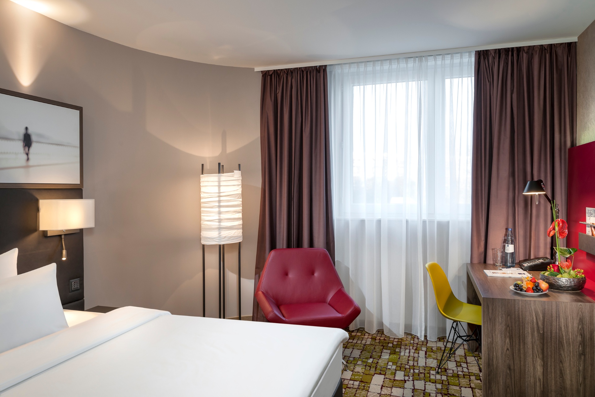 Hotelzimmer mit Arbeitsbereich