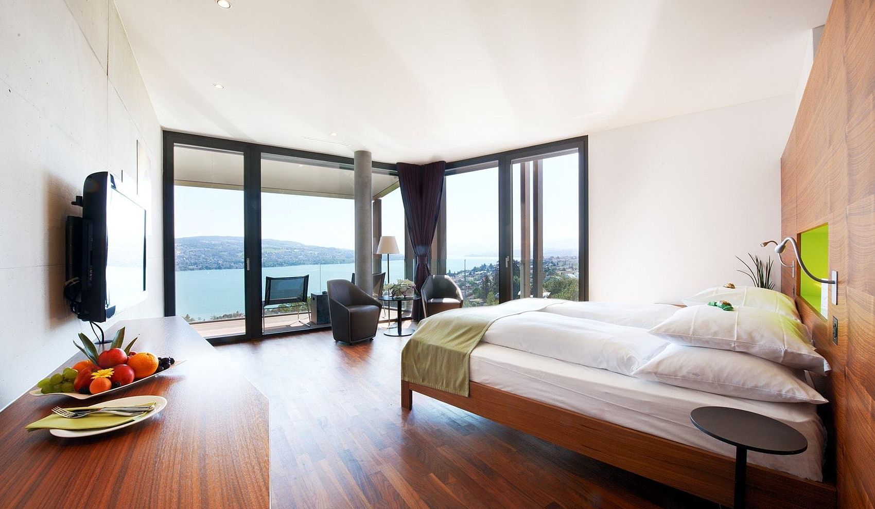 Hotelzimmer mit Panoramafenster zum See