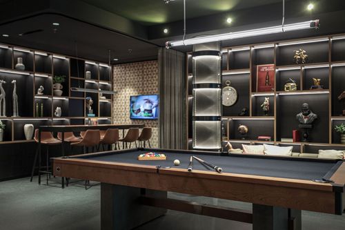 Lounge mit Billard-Tisch