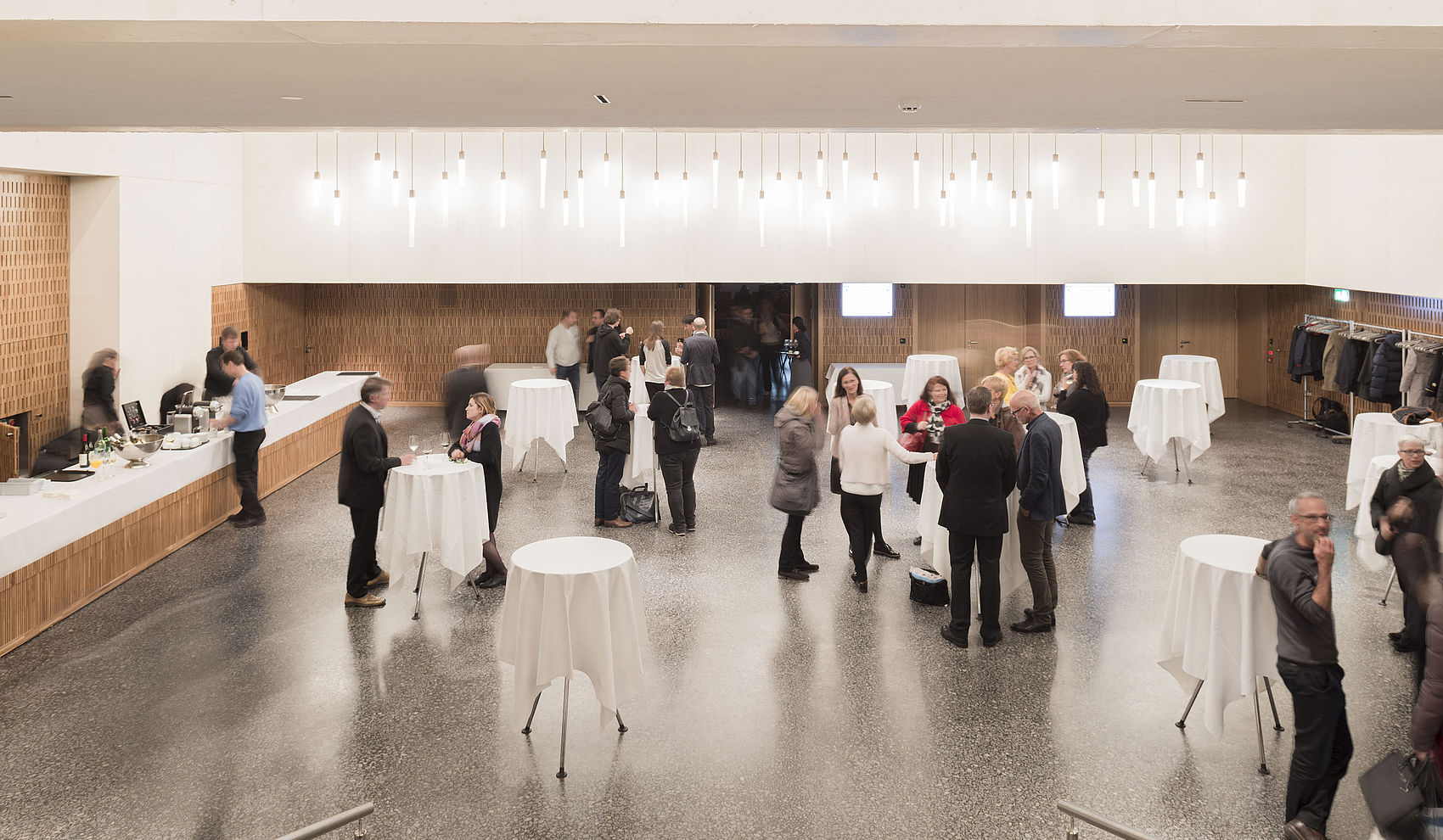 Foyer mit Stehtischen für Apéros