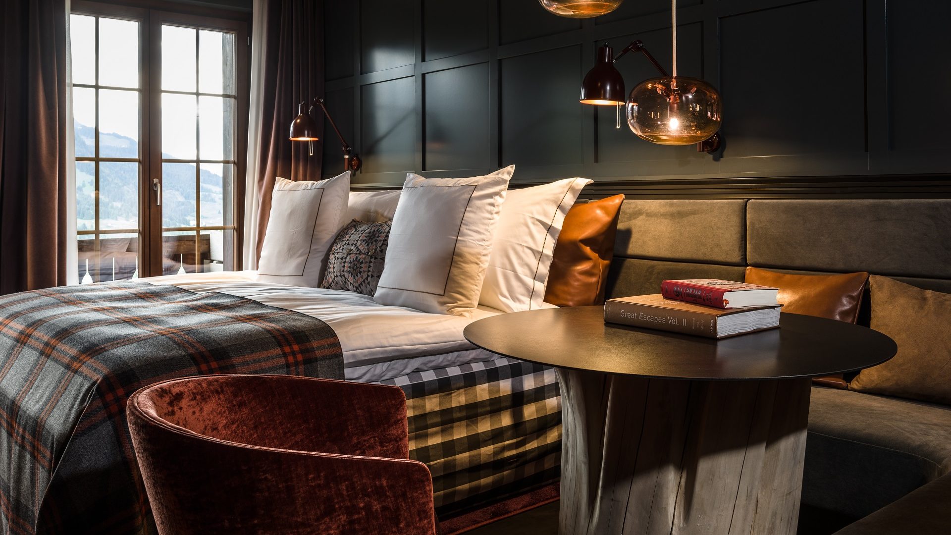 Hotelzimmer mit alpinem Design und Bergblick
