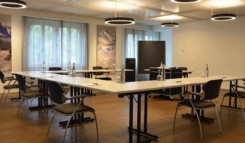 Heller Tagungsraum in U-Form