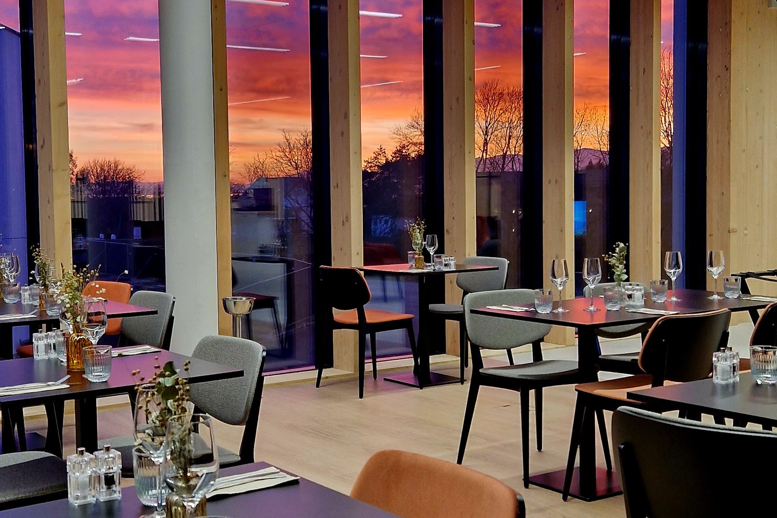 Restaurant mit Abendstimmung und Panoramablick
