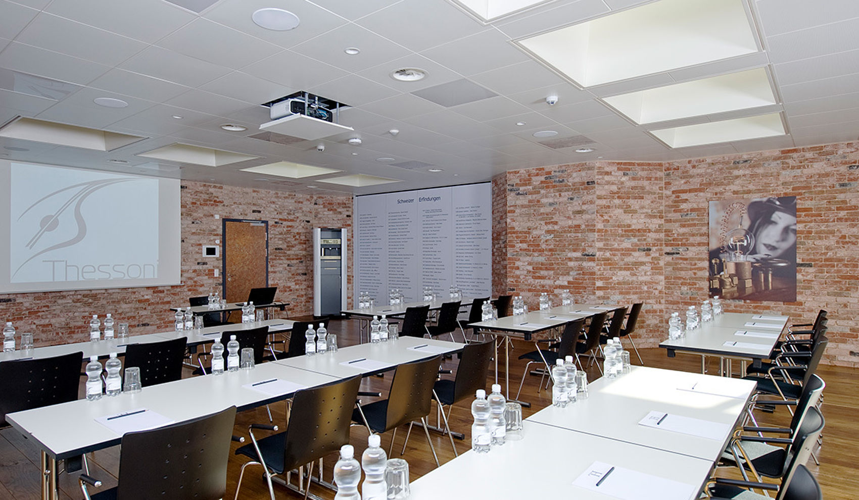 Seminarraum mit Backsteinwand und Reihenbestuhlung